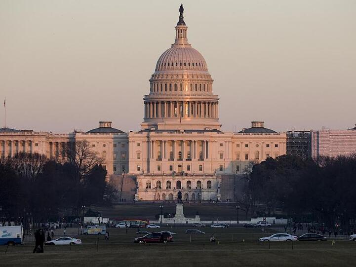 Das Licht der untergehenden Sonne scheint auf das Kapitol in Washington. Trump hat in einem Interview gesagt: "Wir werden zurückkommen, wenn wir müssen. Wir haben sehr schnelle Flugzeuge, wir haben sehr gute Frachtflugzeuge."