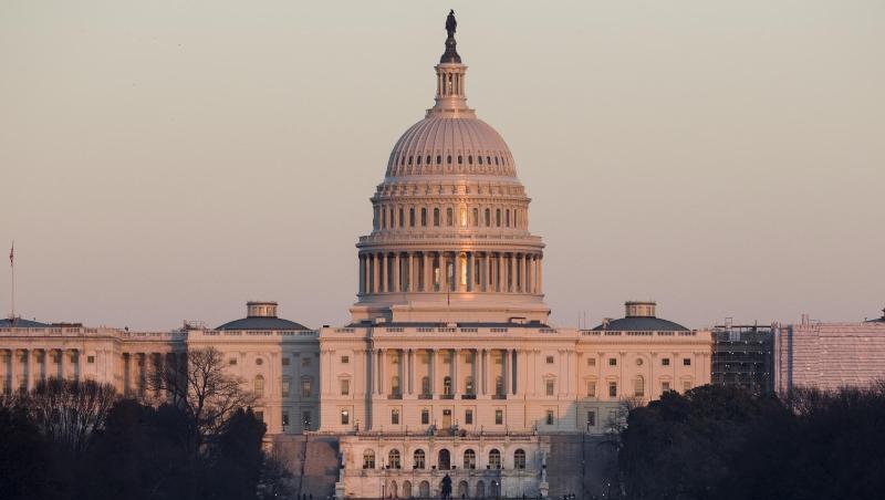 Das Licht der untergehenden Sonne scheint auf das Kapitol in Washington. Trump hat in einem Interview gesagt: "Wir werden zurückkommen, wenn wir müssen. Wir haben sehr schnelle Flugzeuge, wir haben sehr gute Frachtflugzeuge."