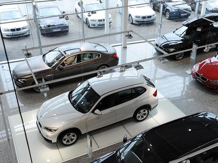Neuwagen stehen in einem BMW-Autohaus in Bayern.