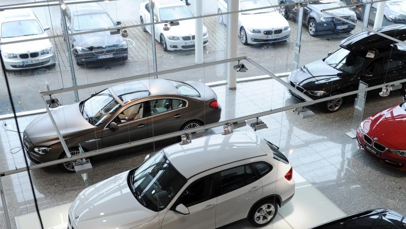 Neuwagen stehen in einem BMW-Autohaus in Bayern. Neuwagen stehen in einem BMW-Autohaus in Bayern.