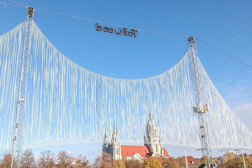 Die flatternden Gummibänder ziehen sich über das ganze Festivalgelände.