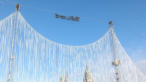 Die flatternden Gummibänder ziehen sich über das ganze Festivalgelände.