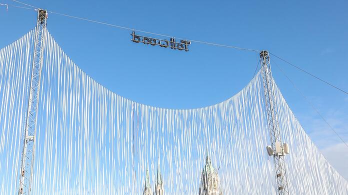 Die flatternden Gummibänder ziehen sich über das ganze Festivalgelände.