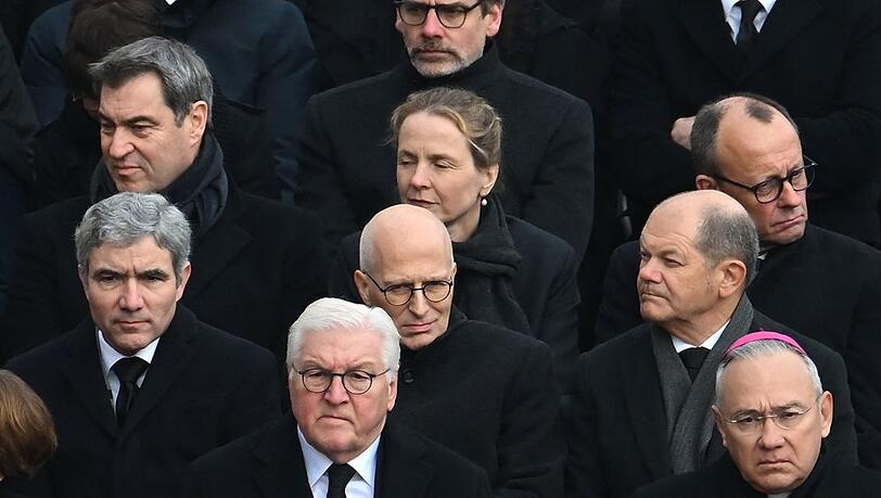 Deutsche Spitzenpolitiker wohnen der Trauerzeremonie von Benedikt XVI. im Vatikan bei, darunter Bundeskanzler Olaf Scholz (rechts Mitte), Bundespräsident Frank-Walter Steinmeier (unten Mitte) sowie CDU-Chef Friedrich Merz (rechts oben) und CSU-Chef Markus Söder (links oben).