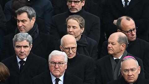 Deutsche Spitzenpolitiker wohnen der Trauerzeremonie von Benedikt XVI. im Vatikan bei, darunter Bundeskanzler Olaf Scholz (rechts Mitte), Bundespräsident Frank-Walter Steinmeier (unten Mitte) sowie CDU-Chef Friedrich Merz (rechts oben) und CSU-Chef Markus Söder (links oben).