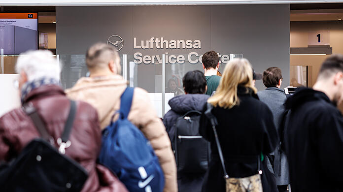 An den Service-Schaltern des Flughafens in München kommt es wegen des Unwetters zu langen Wartezeiten.