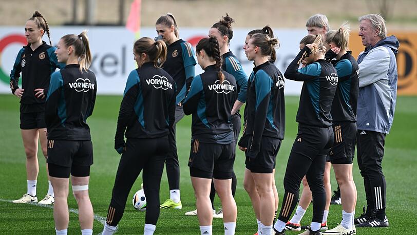 Horst Hrubesch (r) und die DFB-Spielerinnen beim Training auf dem DFB-Campus.