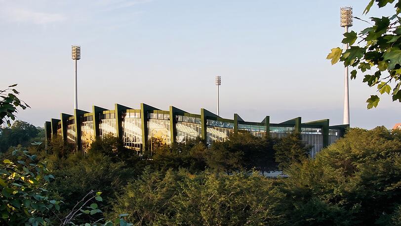 Die neue Westkurve von außen. Die neue Westkurve von außen.