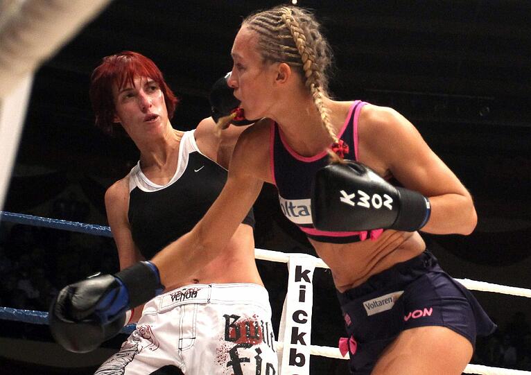 Kickbox-Weltmeisterin Christine Theiss besiegte Martina Müllerova im Circus Krone. Hier gibts die besten Bilder vom Fight zum Durchklicken!