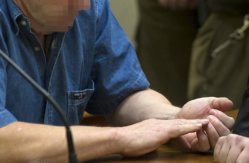 Der Angeklagte Thomas S. saß am Montag im Gericht. Für die Aussage der Mutter der beiden ermordeten Mädchen musste er den Saal verlassen - der Frau war seine Anwesenheit nicht zumutbar.