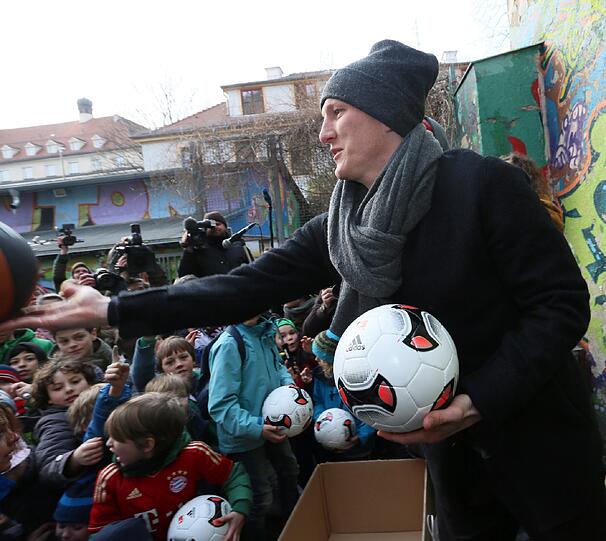 Fußballer Bastian Schweinsteiger, Ex-Profi Mehmet Scholl, Basketballer Steffen Hamann und Sänger Peter Brugger haben sich an einem freien Nachmittag trotz Kälte am Bolzplatz an der Glockenbachwerkstatt getroffen. Der soll nämlich abgerissen werden - wogegen die Promis mit den Kindern protestieren. Die Bilder