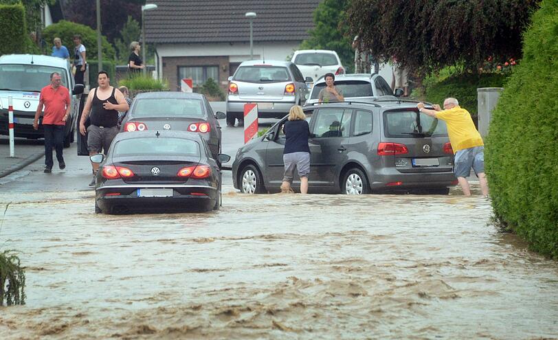Es bleibt wechselhaft. Hier die Bilder vom Hitze-Gewitter in der Nacht zum Freitag.