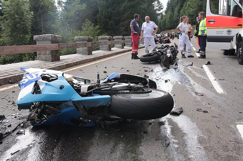 Spur der Verwüstung: Für die zwei Motorradfahrer kam jede Hilfe zu spät