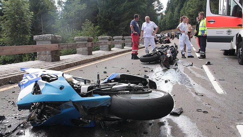 Spur der Verwüstung: Für die zwei Motorradfahrer kam jede Hilfe zu spät Spur der Verwüstung: Für die zwei Motorradfahrer kam jede Hilfe zu spät