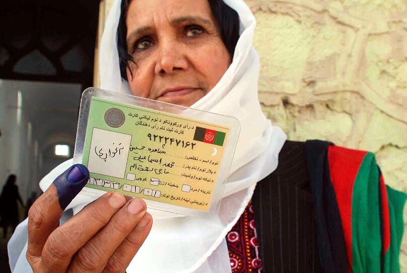 Blaue Finger gehören dazu: Trotz Anschlagsdrohungen ist der Ansdrang bei den Wahlen in Afghanistan groß.