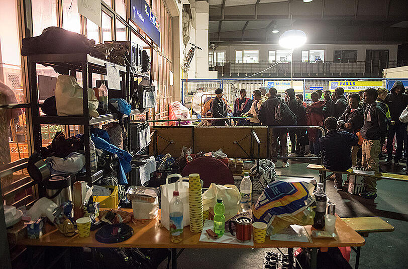 Die Flüchtlinge wurden zur Registrierung in die Schalterhalle geführt.