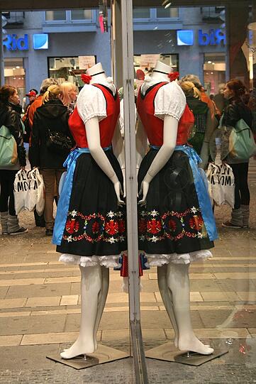 Der Schaufensterpuppe fehlt etwas ganz Entscheidendes...