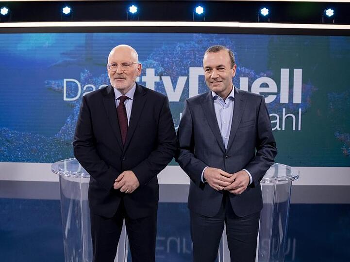 Frans Timmermans (l) und Manfred Weber stehen vor dem TV-Duell zur Europawahl für ein Foto zusammen.