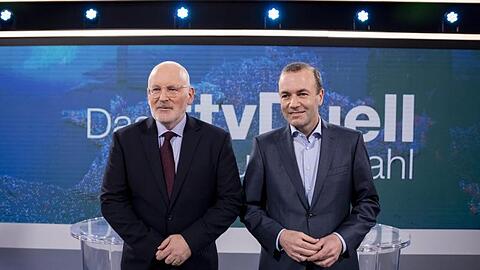 Frans Timmermans (l) und Manfred Weber stehen vor dem TV-Duell zur Europawahl für ein Foto zusammen.