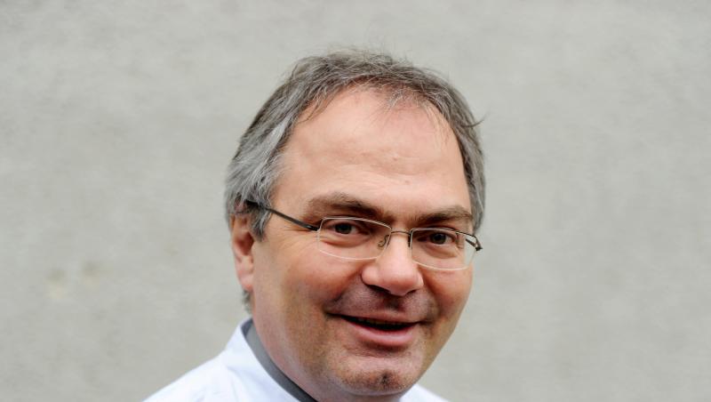 Der Virologe Fickenscher hält die Wiedereinführung von Schulunterricht ohne Abstandsregeln in der Corona-Krise gerade vor den Sommerferien für einen guten Zeitpunkt. Der Virologe Fickenscher hält die Wiedereinführung von Schulunterricht ohne Abstandsregeln in der Corona-Krise gerade vor den Sommerferien für einen guten Zeitpunkt.