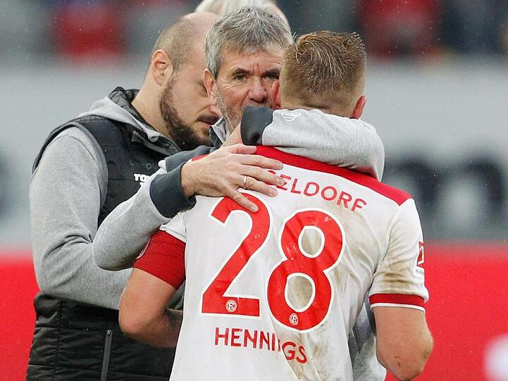 Bedankt sich bei seinem Stürmer: Düsseldorf-Coach Friedhelm Funkel herzt Rouwen Hennings.
