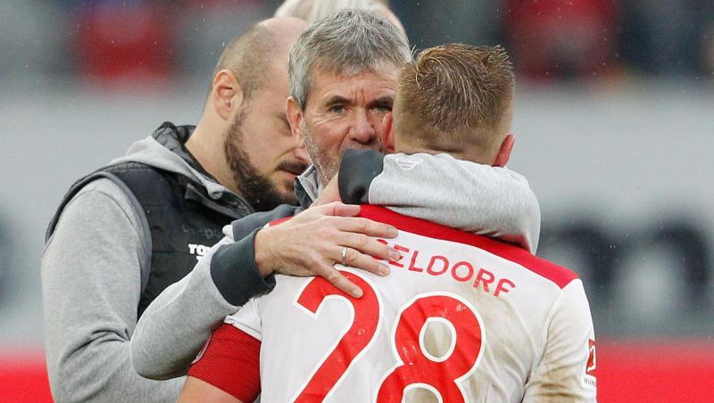 Bedankt sich bei seinem Stürmer: Düsseldorf-Coach Friedhelm Funkel herzt Rouwen Hennings. Bedankt sich bei seinem Stürmer: Düsseldorf-Coach Friedhelm Funkel herzt Rouwen Hennings.