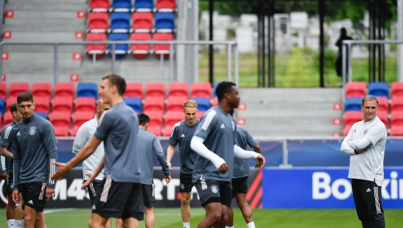 U21-Trainer Stefan Kuntz (r) verfolgt das Training der deutschen Spieler.