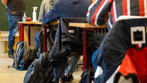 Die Bildungseinrichtung auf einem Bauernhof in Schechen im Landkreis Rosenheim war am Mittwoch nach Hinweisen aus der Bevölkerung von den Behörden geschlossen worden. (Symbolbild)