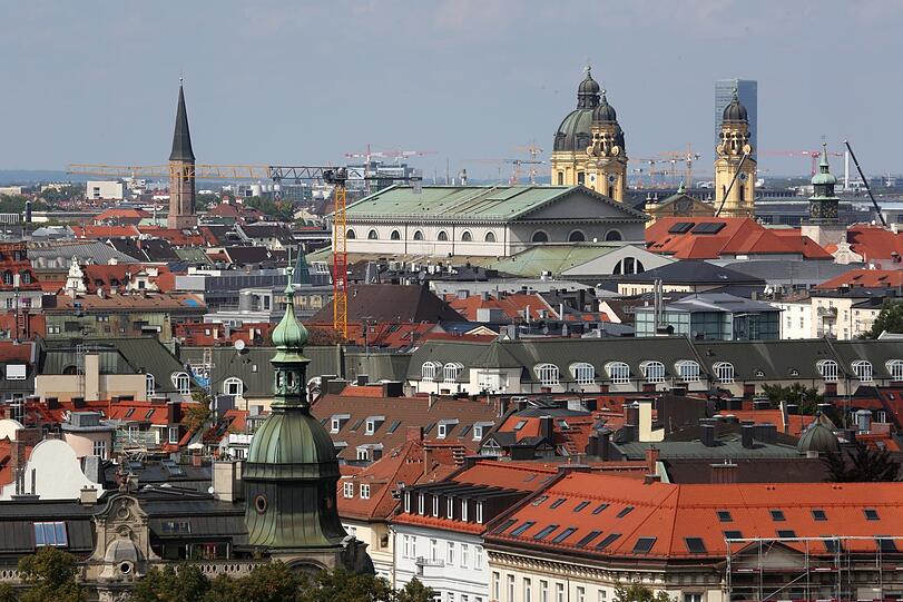 Der Blick rüber zur mächtigen Oper - der O2-Tower ist gnädig verdeckt durch einen Turm der Theatinerkirche.