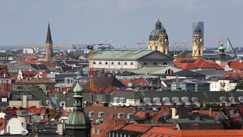 Der Blick rüber zur mächtigen Oper - der O2-Tower ist gnädig verdeckt durch einen Turm der Theatinerkirche. Der Blick rüber zur mächtigen Oper - der O2-Tower ist gnädig verdeckt durch einen Turm der Theatinerkirche.