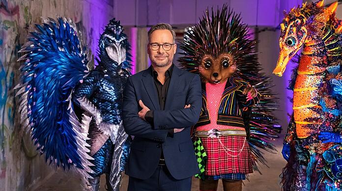 "The Masked Singer": Moderator Matthias Opdenhövel mit dem Schuhschnabel und dem Igel.
