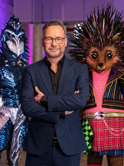 "The Masked Singer": Moderator Matthias Opdenhövel mit dem Schuhschnabel und dem Igel.