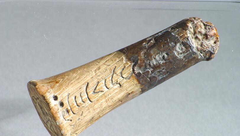 Ein etwa 1800 Jahre alter Messergriff aus Elfenbein (undatierte Aufnahme).