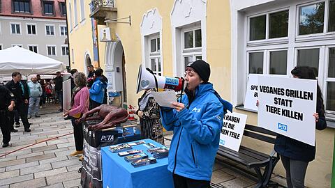 "Veganes Grillen statt Tiere killen": Peta-Protest in Viechtach.