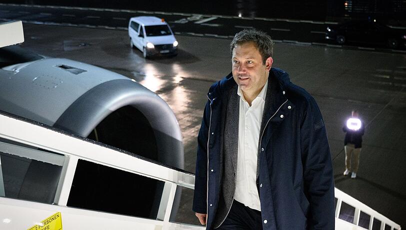 Klingbeil (SPD) reist als erster Minister der schwarz-roten Bundesregierung nach China - Außenminister Johann Wadephul (CDU) hatte seine Reise zuvor verschoben. Klingbeil (SPD) reist als erster Minister der schwarz-roten Bundesregierung nach China - Außenminister Johann Wadephul (CDU) hatte seine Reise zuvor verschoben.