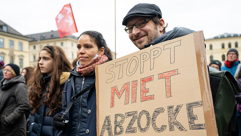 Demonstranten protestieren auf der Mieterdemo am Samstag.