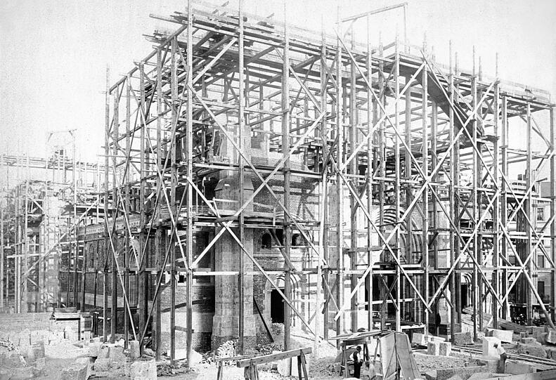 1889: Was das hier mal wird? Die St.-Anna-Pfarrkirche im Lehel des Architekten Gabriel von Seidl, die hier noch im Bau ist.