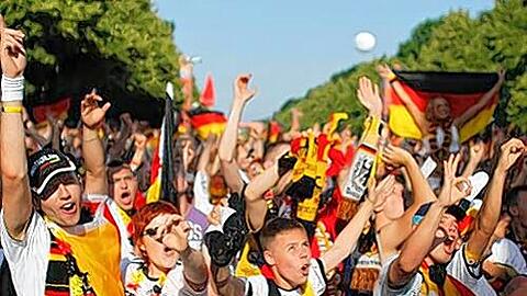Jubelnde Fans: Wenn die magische 3964 Recht hat, werden wir Weltmeister!