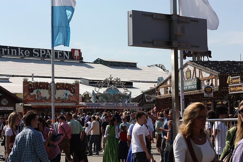13:17 Uhr: Der Wiesngott hatte ein Einsehen mit der Biergemeinschaft. Die Sonne lässt sich blicken.