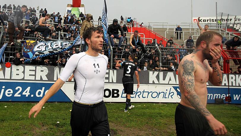 Enttäuschente Gesichter bei Mannschaft und Fans nach der Pleite in Karlsruhe.