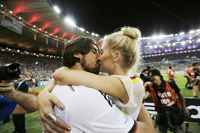 Sami und Lena beknutschen den WM-Titel.
