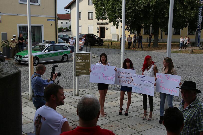 Pornodarstellerin Natalie Hot mit Sympathisanten bei einer Demo vor dem Ampfinger Rathaus.