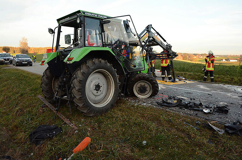Bilder vom Unfallort bei Bodenkirchen. Ein BMW ist hier frontal mit einem Traktor zusammengestoßen.