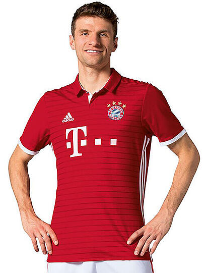 Thomas Müller präsentiert das Bundesliga-Heimtrikot des FC Bayern in der Saison 2016/2017.