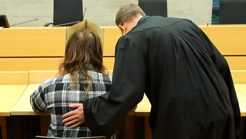 Der wegen fahrlässiger Tötung angeklagte Andreas P. sitzt zu Prozessbeginn neben seinem Anwalt Bernhard Löwenberg im Sitzungssaal im Landgericht Würzburg. Der wegen fahrlässiger Tötung angeklagte Andreas P. sitzt zu Prozessbeginn neben seinem Anwalt Bernhard Löwenberg im Sitzungssaal im Landgericht Würzburg.