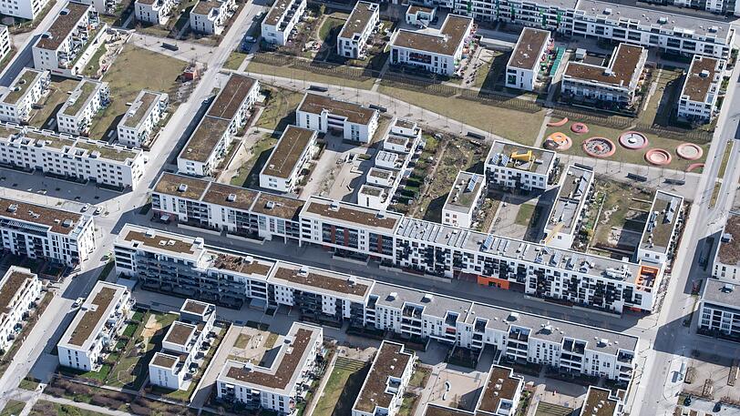 München boomt - das beflügelt auch die Immobilienpreise. Häuser einer Wohnanlage aus der Vogelperspektive.