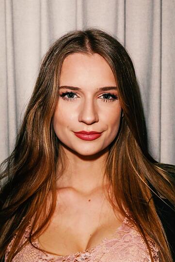 Lucia"Ich kann nicht leben ohne Musik. Mein Vorbild ist meine Mama und als Model Alessandra Ambrosio.
Bei München denke ich an: Heimat, Oktoberfest und an den Eisbach."