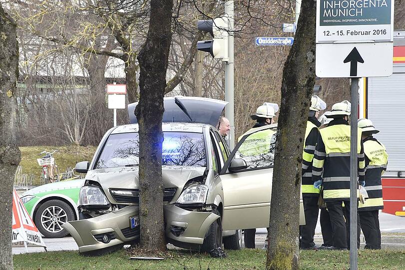 Der Fahrer krachte mit seinem Opel frontal gegen einen Baum und wurde schwer verletzt.