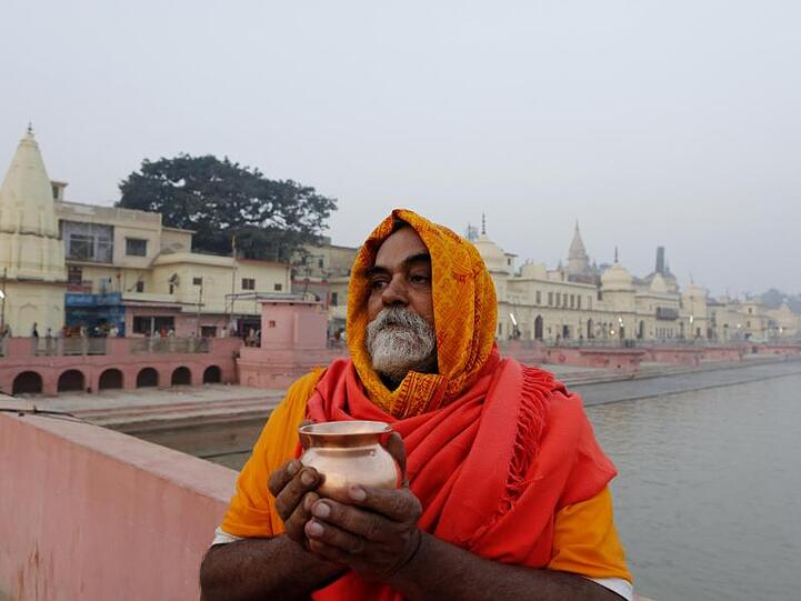 Ein Sadhu, ein hinduistischer Heiliger, betet in Ayodhya: Der Streit zwischen Hindus und Muslimen um ein heiliges Areal hatte 1992 zu Ausschreitugen mit mehr als 2000 Toten geführt.