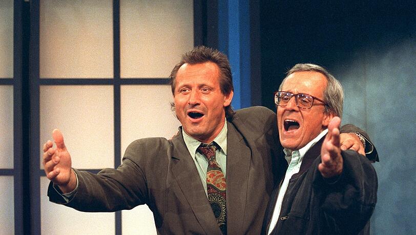 Konstantin Wecker mit Dieter Hildebrandt in der Kabarettsendung "Scheibenwischer" am 25. Oktober 1990. Konstantin Wecker mit Dieter Hildebrandt in der Kabarettsendung "Scheibenwischer" am 25. Oktober 1990.